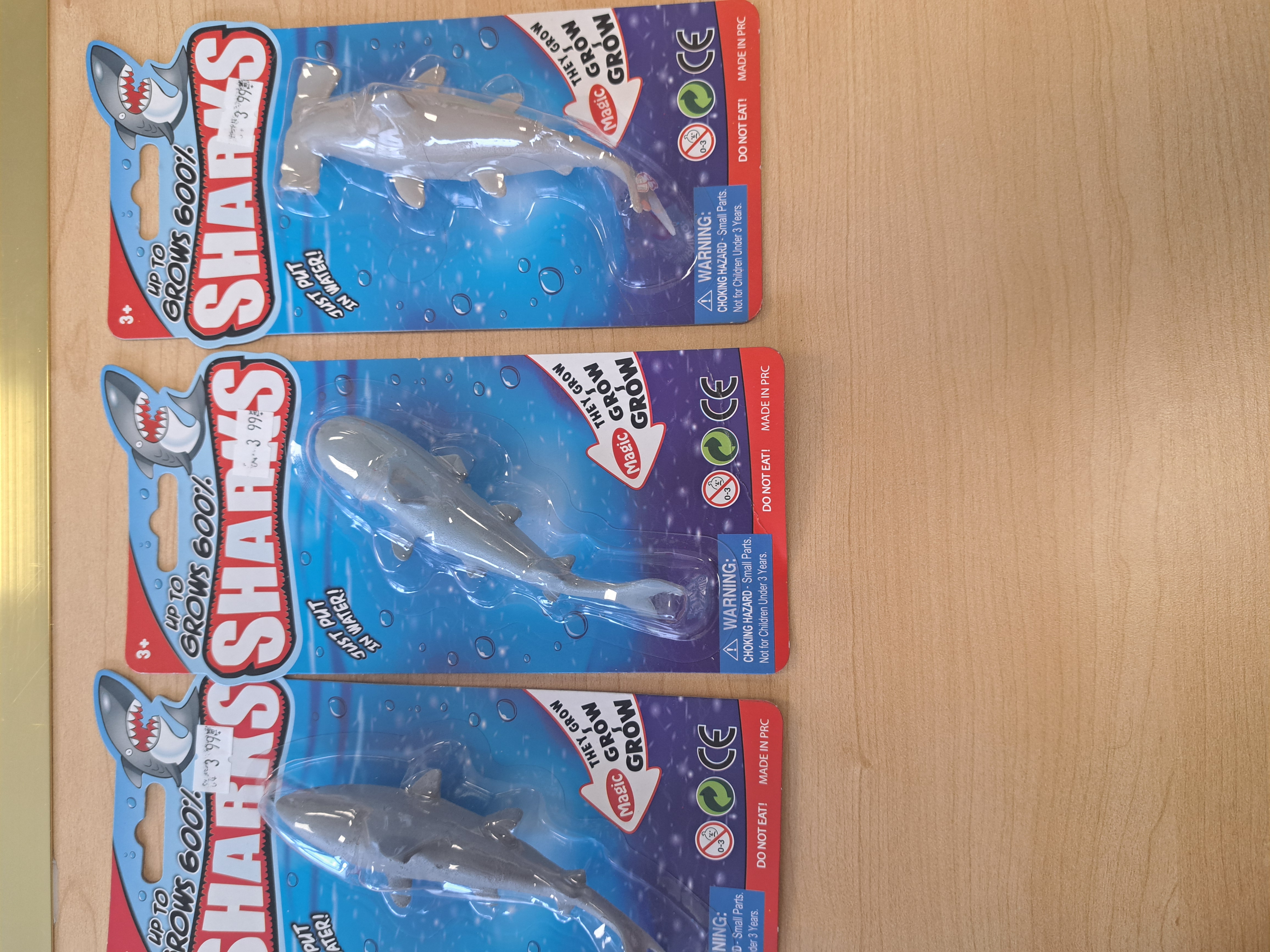 figurine requin gonflable a l'eau